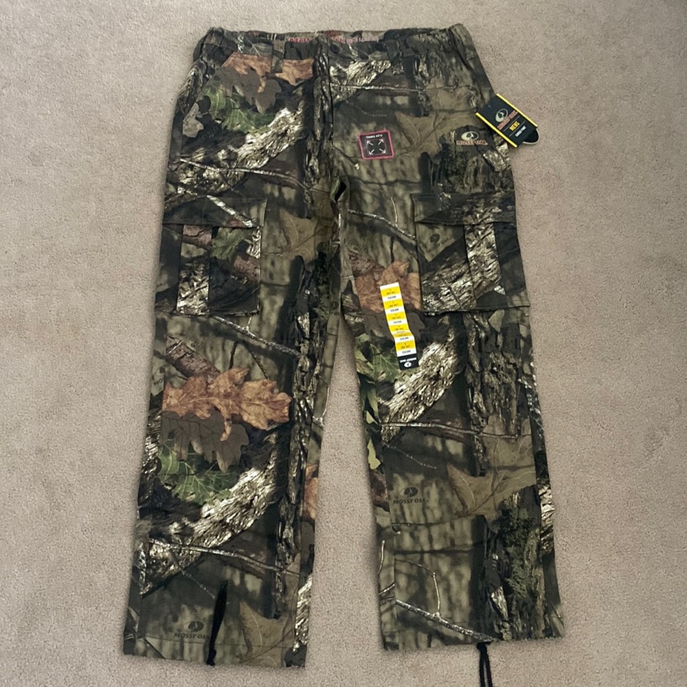Mossy Oak camouflage hunting cargo pants. Size large (36-38)